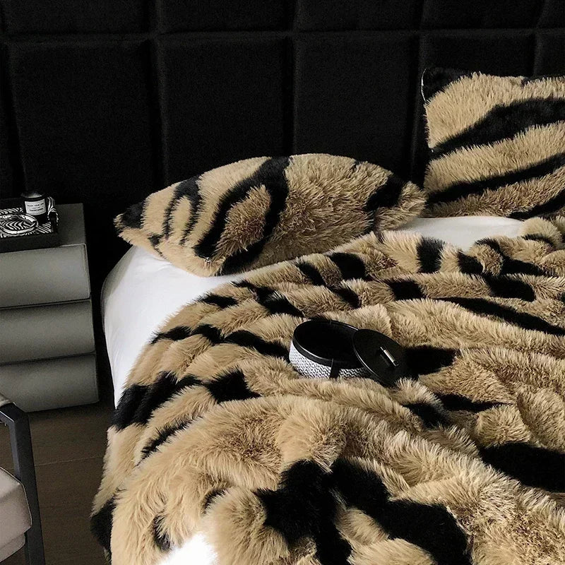 Tigeris Lima Faux Blanket