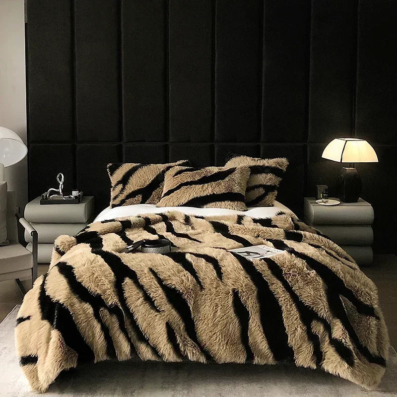 Tigeris Lima Faux Blanket